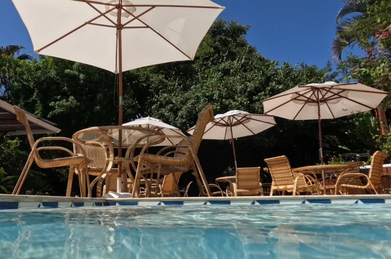 borda piscina e ombrelones